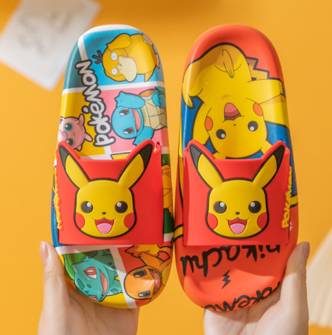 Chinelo Nuvem Pikachu